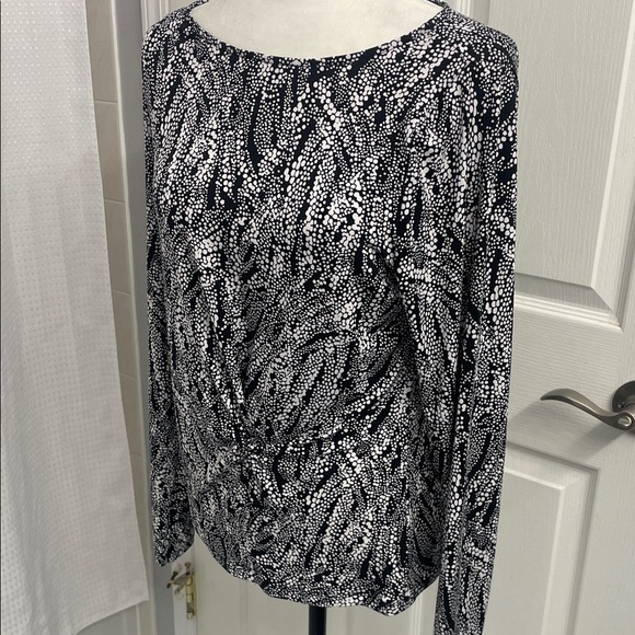 Tahari Black & White Patterned Blouse Long Sleeve Gathered at Waist Sz L - Picture 4 of 12